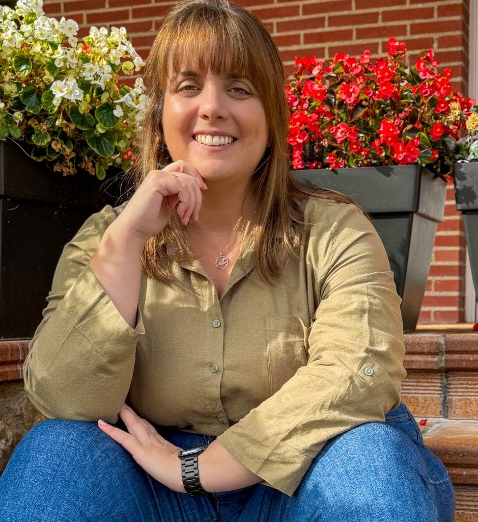 Inicio 1 Cristina García, psicóloga de Espacio Dalia, sonriendo sentada al aire libre